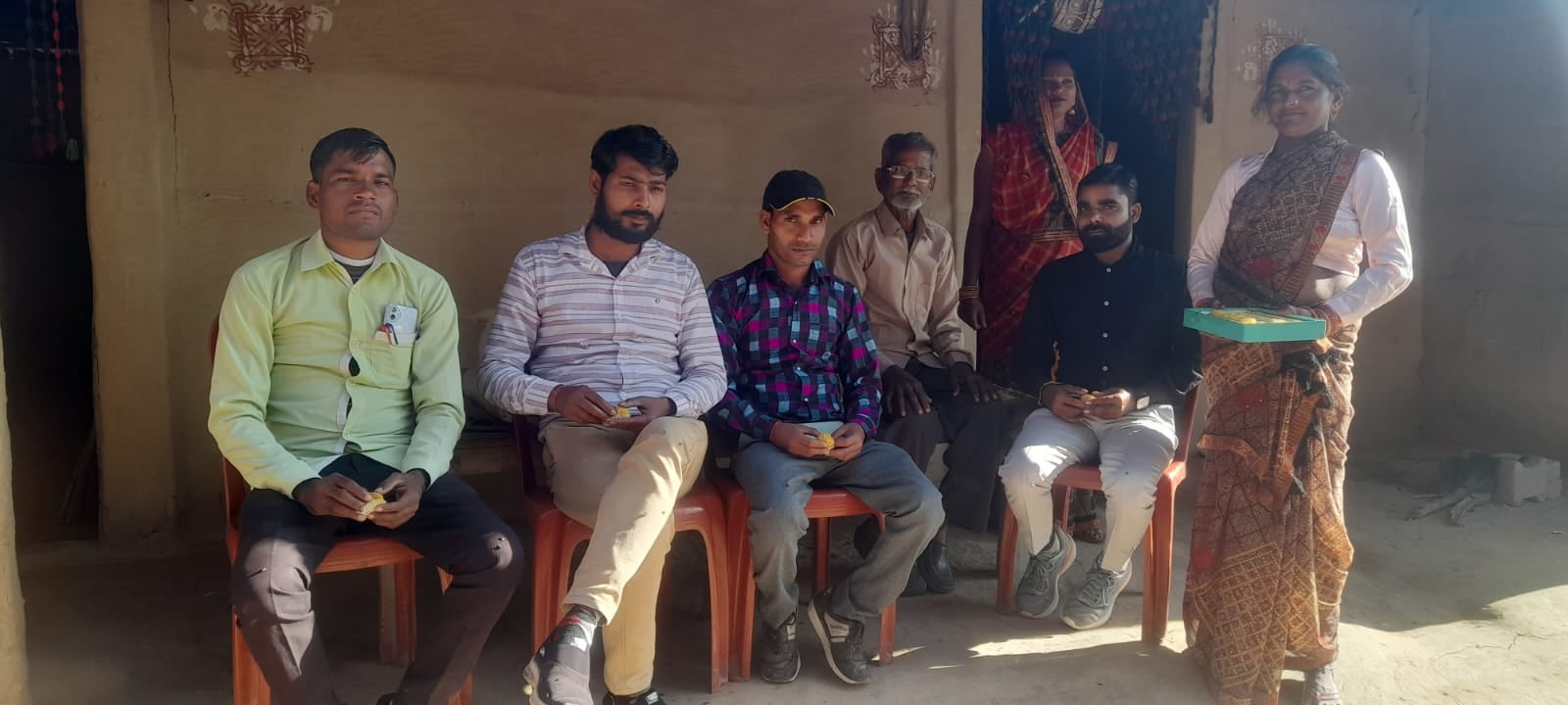 भैरम पुर गोव में मंजीत के घर मां के साथ बैठी महिलाएं भैरम पुर गोव में मंजीत के घर मां के साथ बैठी महिलाएं