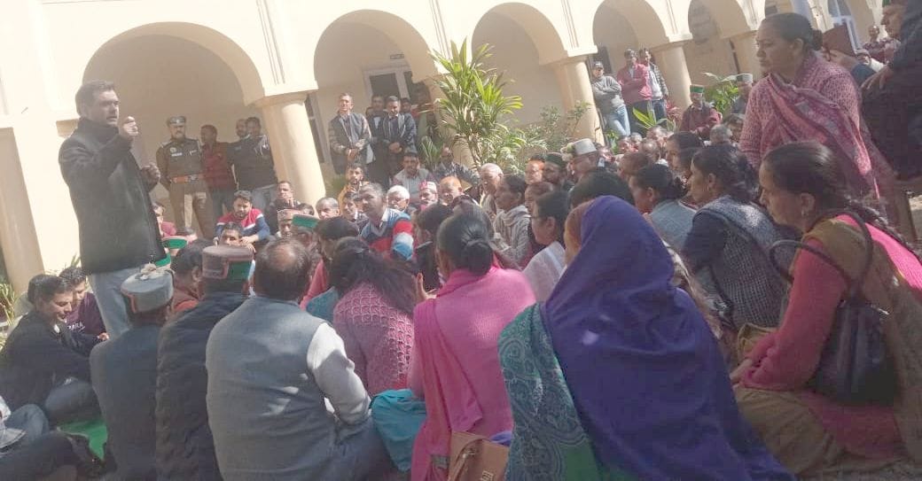 डिग्री कॉलेज सोलन में पुलिस की पाठशाला के दौरान विद्यार्थियों को जागरूक करते एएसआई भुपेंद्र जा डिग्री कॉलेज सोलन में पुलिस की पाठशाला के दौरान विद्यार्थियों को जागरूक करते एएसआई भुपेंद्र जा