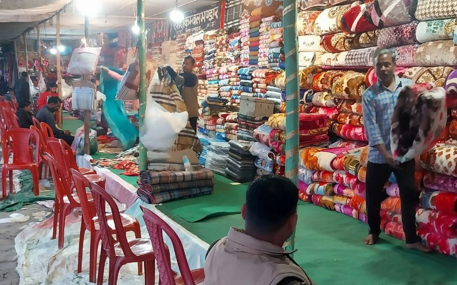ककोड़ा मेले में सिलवट्टा खरीदकर ले जाते लोग। संवाद ककोड़ा मेले में सिलवट्टा खरीदकर ले जाते लोग। संवाद