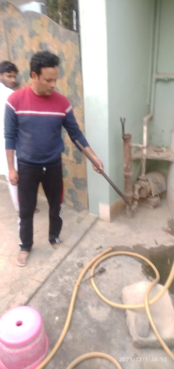 मीरानपुर कटरा में चोरी के बाद जेवर के खाली डिब्बों को दिखाते पूर्व प्रधान इरशाद अहमद। स्रोत-जाग