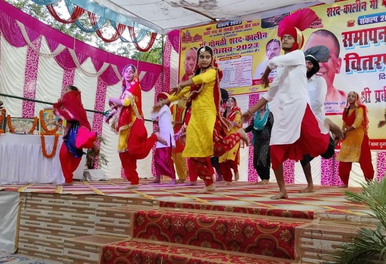 प्रतिभागियो को सम्मानित करते एसडीएम आशुतोष गुप्ता । संवाद