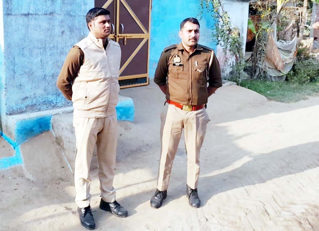 धर्मेंद्र का शव खुटार पहुंचने पर एंबुलेंस में  शव देखने के लिए लगी रिश्तेदारों की भीड़। संवाद