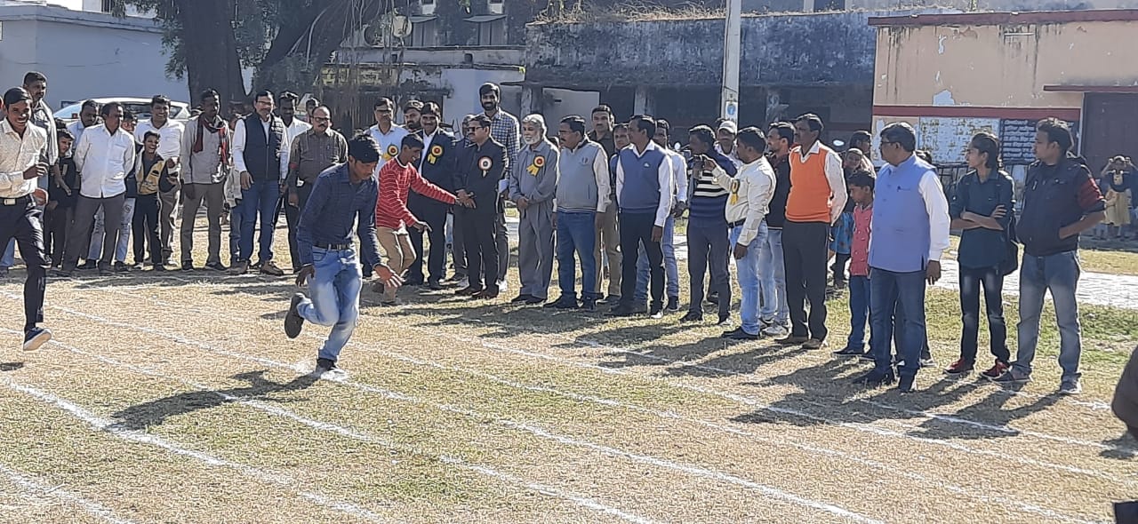 अन्तर्राष्ट्रीय दिव्यांगजन दिवस पर आयोजित कार्यक्रम में खेलकूद प्रतियोगिता में भाग लेते बच्चे ।