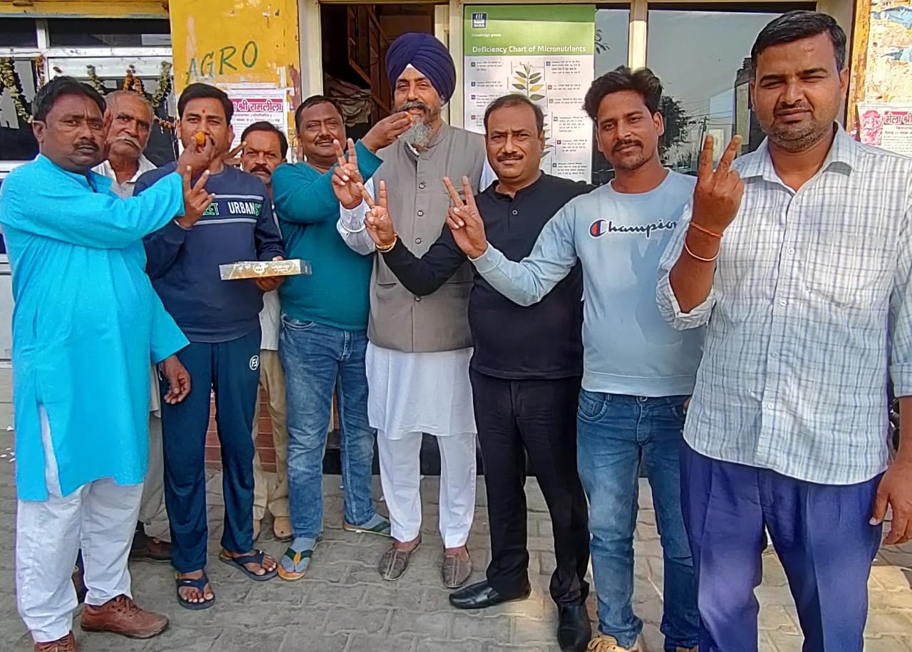 भाजपा की जीत पर मिठाई खिलाते भाजपा जिलाअध्यक्ष । स्रोत - भाजपा