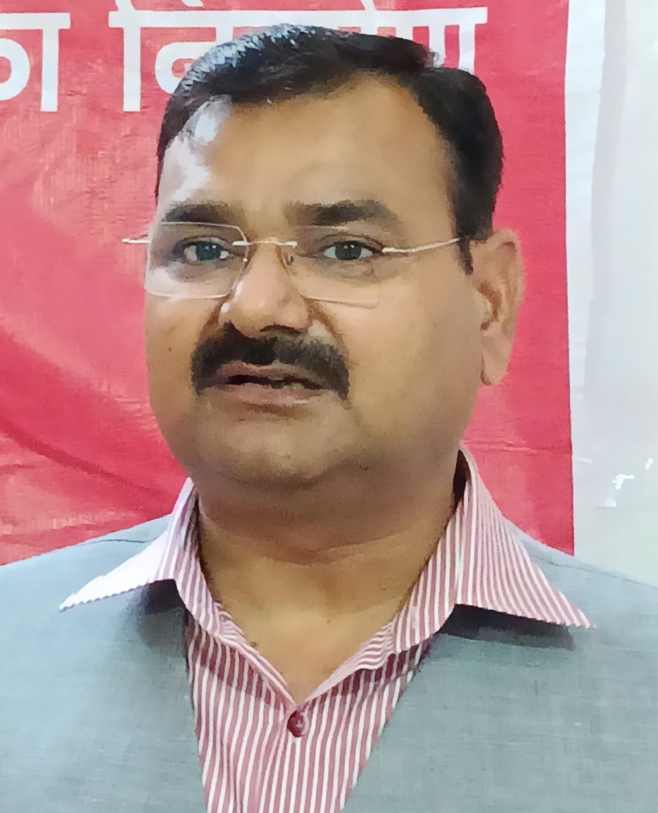 भाजपा की जीत पर मिठाई खिलाते भाजपा जिलाअध्यक्ष । स्रोत - भाजपा