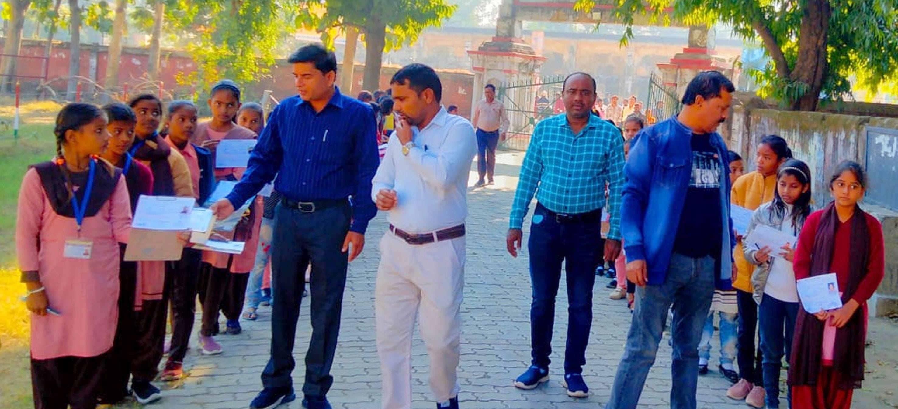 बलरामपुर के एमपीपी इंटर कॉलेज में परीक्षार्थियों की जांच करते शिक्षक। बलरामपुर के एमपीपी इंटर कॉलेज में परीक्षार्थियों की जांच करते शिक्षक।