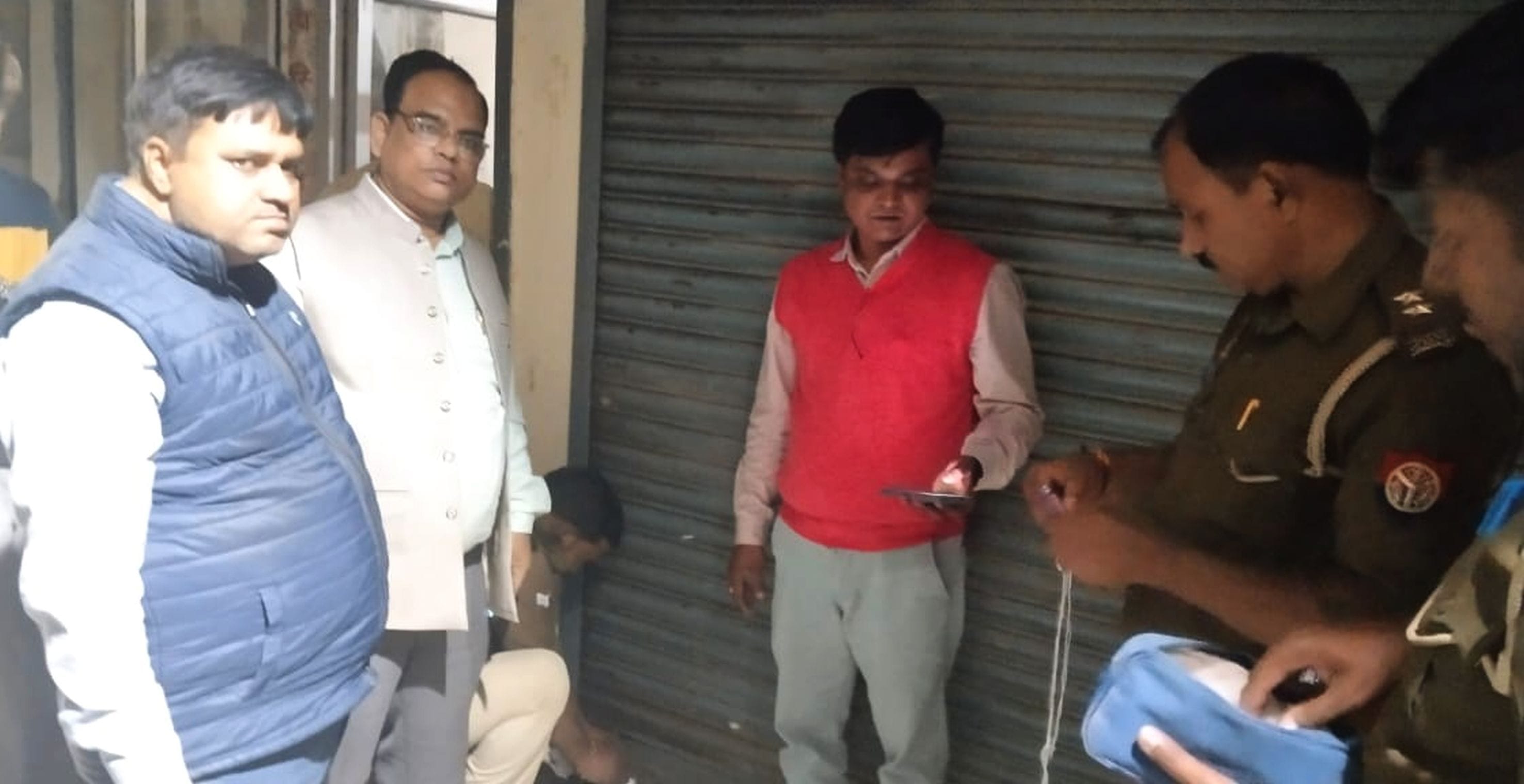 बलरामपुर के गनेशपुर स्थित लाइफ टाइम हेल्थ केयर सेंटर को सील करवाती स्वास्थ्य विभाग की टीम। बलरामपुर के गनेशपुर स्थित लाइफ टाइम हेल्थ केयर सेंटर को सील करवाती स्वास्थ्य विभाग की टीम।