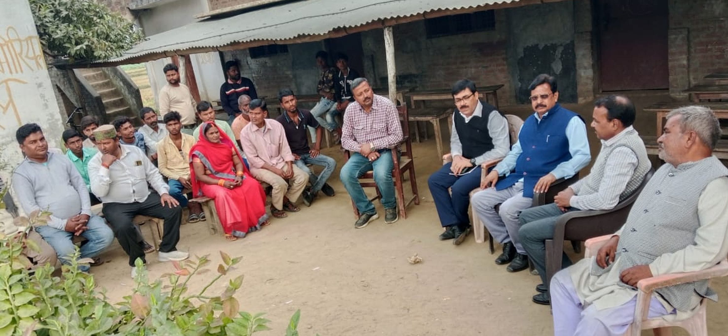 बलरामपुर के कोयलरा गांव में ग्रामीणों से वार्ता करते नामित अधिकारी।-सौ. जिला प्रशासन बलरामपुर के कोयलरा गांव में ग्रामीणों से वार्ता करते नामित अधिकारी।-सौ. जिला प्रशासन