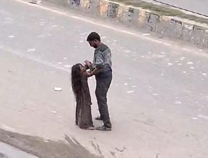 बेटी को पीटता पिता। बेटी को पीटता पिता।