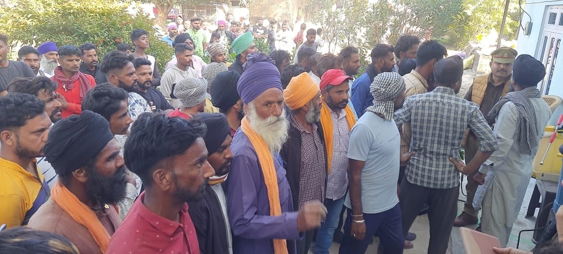 बढ़ापुर क्षेत्र के गांव कुआंखेड़ा में दो पक्षों में हुए विवाद में युवक की मौत पर घटना स्थल पर ज बढ़ापुर क्षेत्र के गांव कुआंखेड़ा में दो पक्षों में हुए विवाद में युवक की मौत पर घटना स्थल पर ज