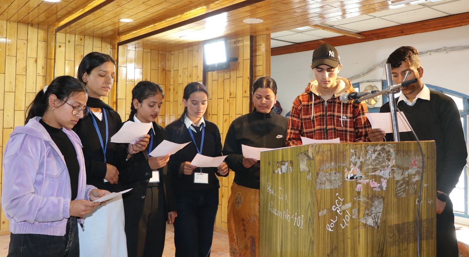 चंबा कॉलेज में शपथ ग्रहण करते  नवनिर्वाचित केंद्रीय छात्र परिषद के पदाधिकारी।संवाद