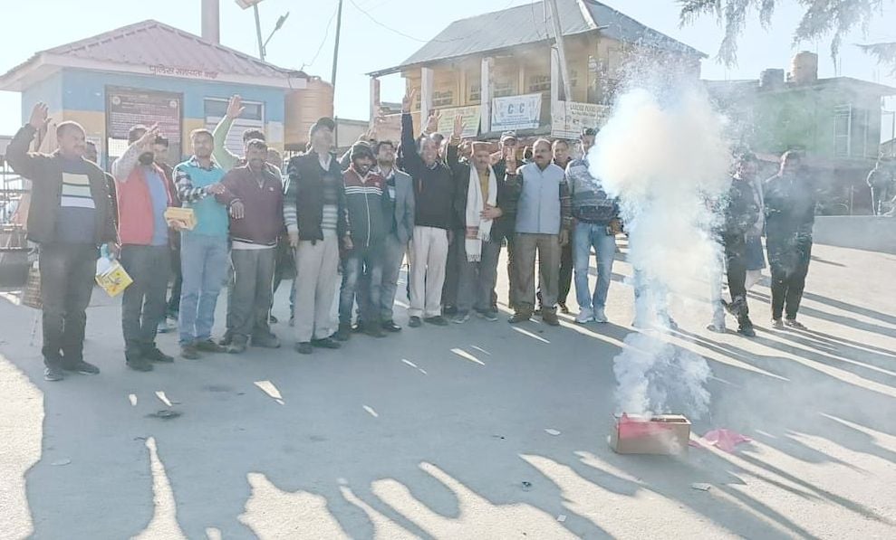 चंबा में बीजेपी के जीत की खुशी में पटाखे फोड़ते कार्यकर्ता।संवाद