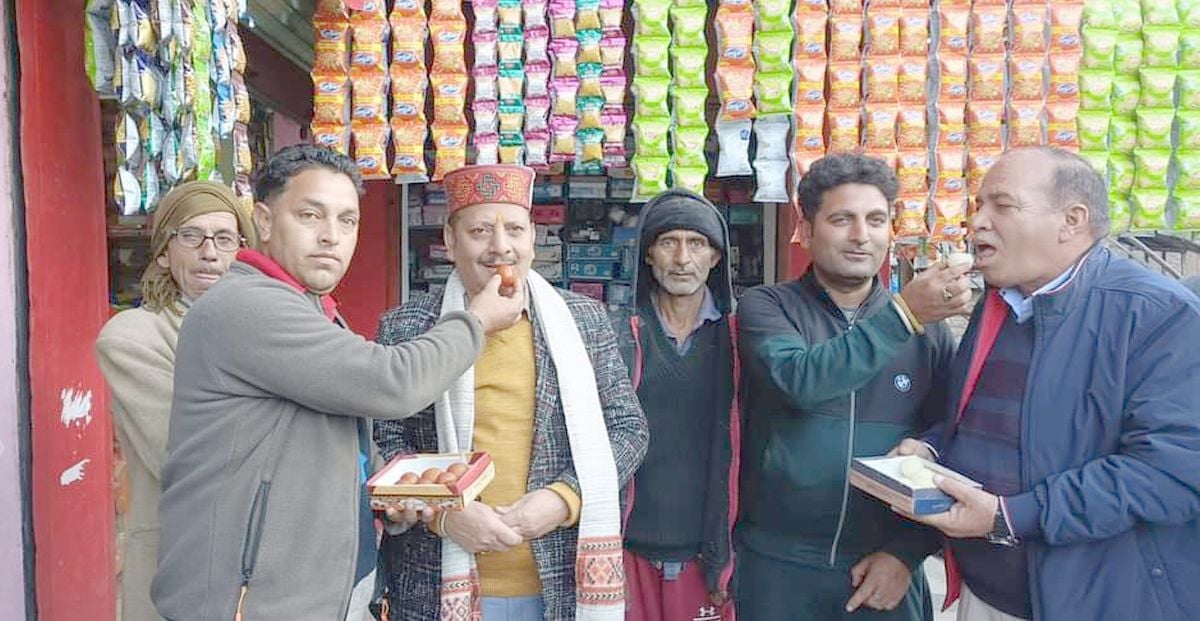 चंबा में बीजेपी के जीत की खुशी में पटाखे फोड़ते कार्यकर्ता।संवाद