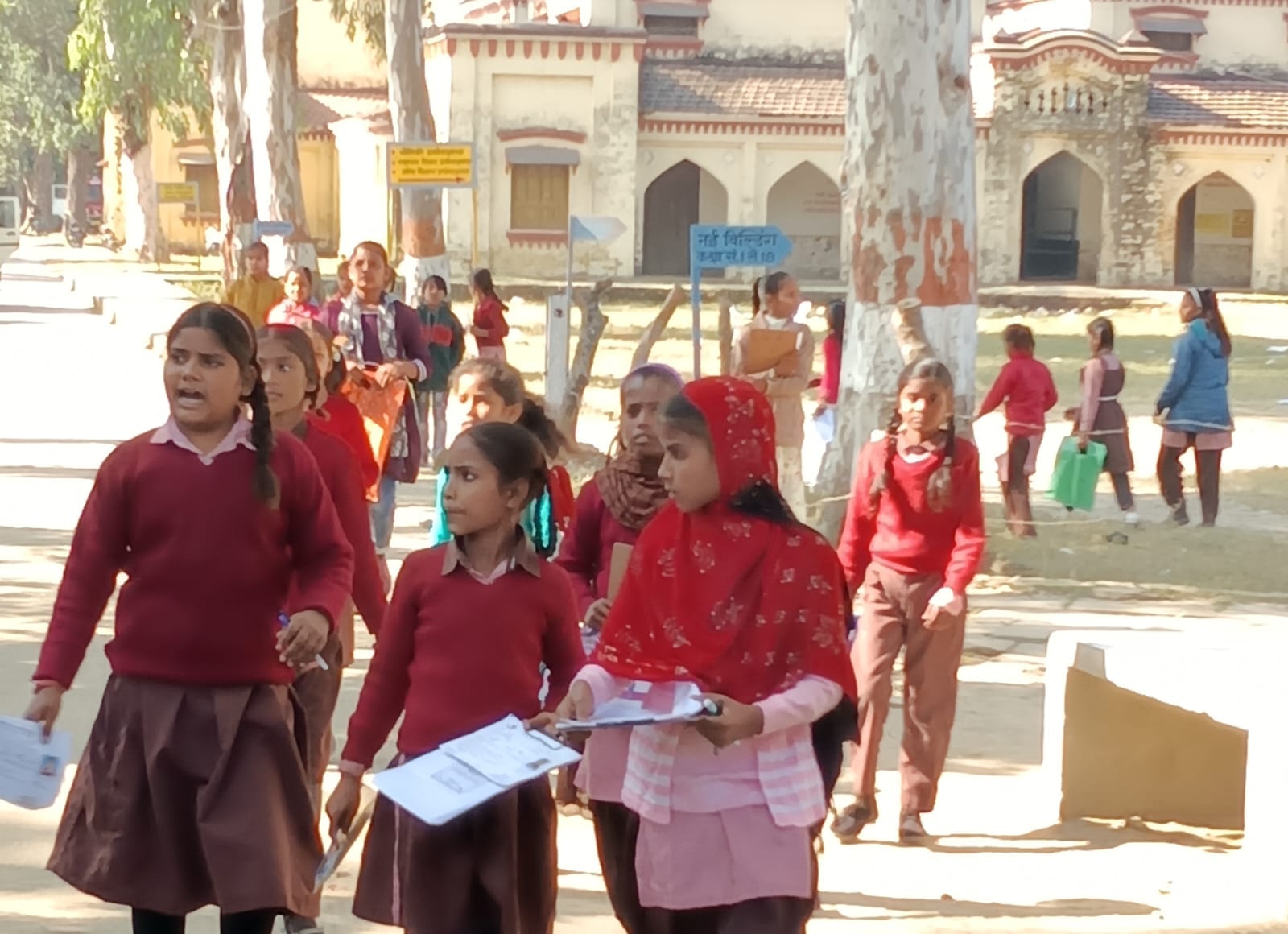 ड्रमण्ड राजकीय इंटर कॉलेज परीक्षा केंद्र पर परीक्षा समाप्त होने के बाद परीक्षा केंद्र से बाहर आ