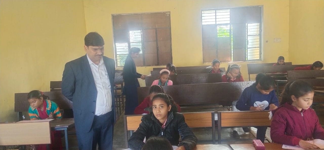 ड्रमण्ड राजकीय इंटर कॉलेज परीक्षा केंद्र पर परीक्षा समाप्त होने के बाद परीक्षा केंद्र से बाहर आ