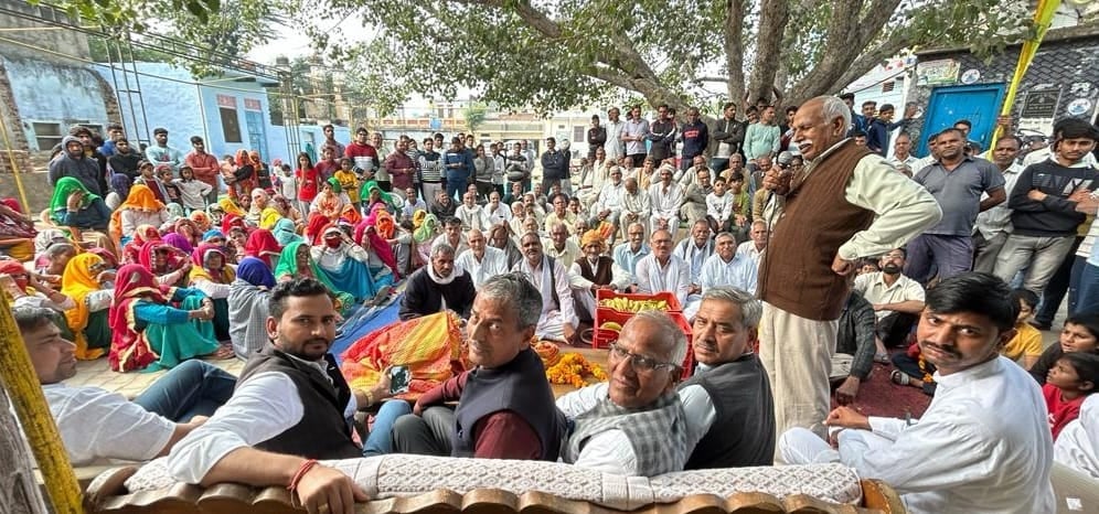 फोटो संख्या:69-गांव बैरावास में दौंगड़ा अहीर जन विश्वास रैली का न्योता देते नांगल चौधरी के विधाय फोटो संख्या:69-गांव बैरावास में दौंगड़ा अहीर जन विश्वास रैली का न्योता देते नांगल चौधरी के विधाय