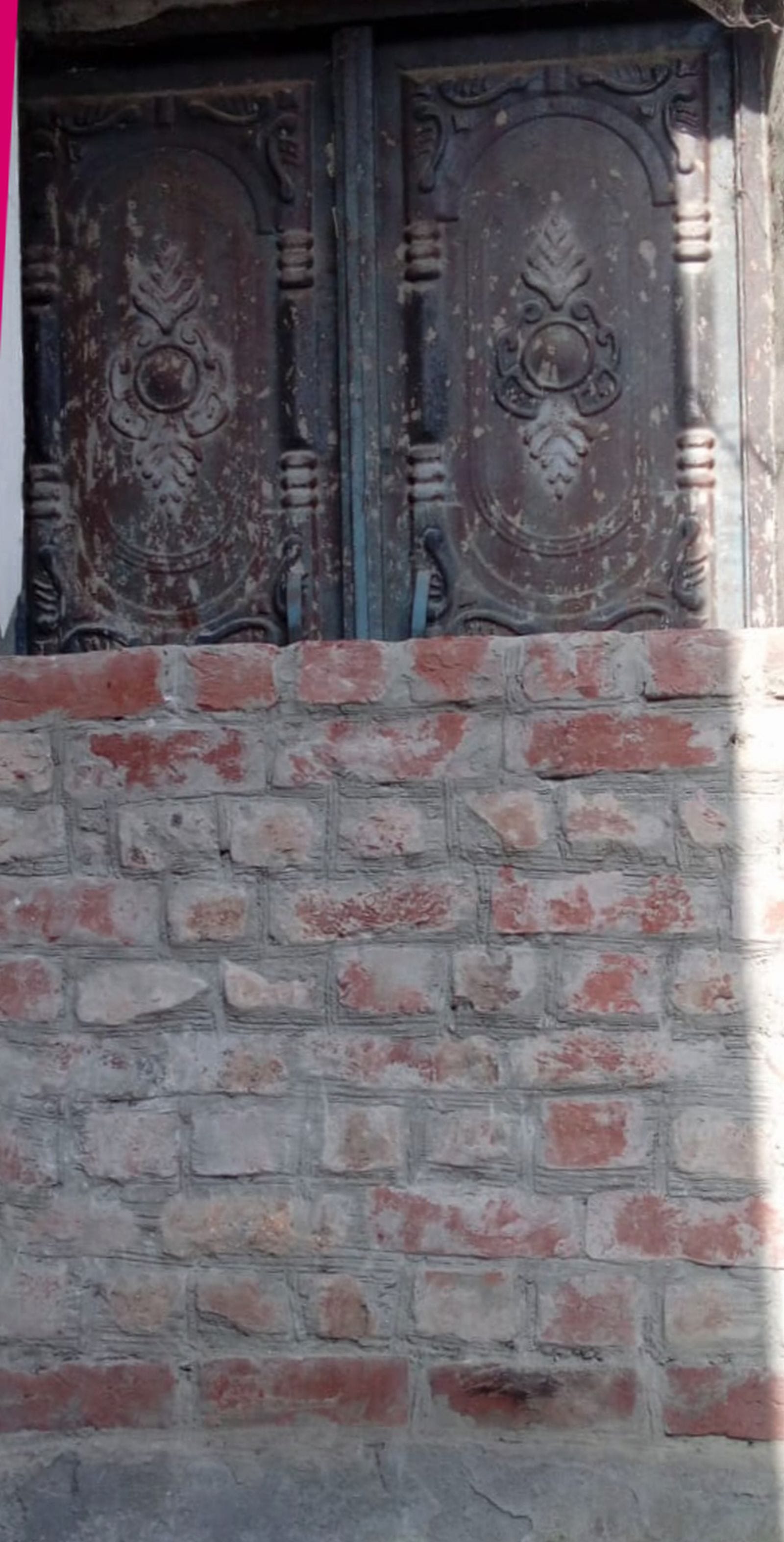घर में ताला डालकर जाता परिवार। संवाद