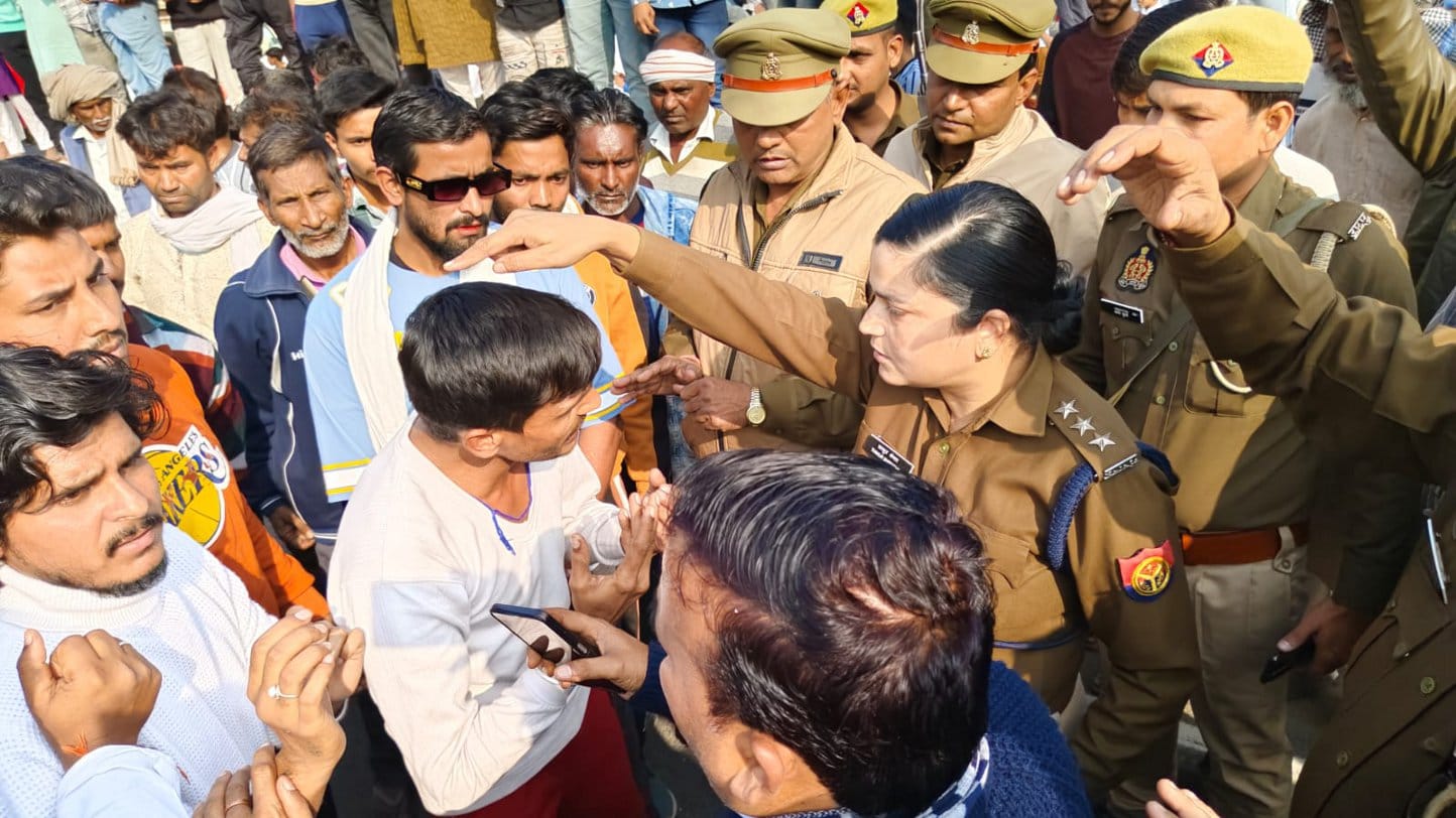 जलालाबाद में जाम लगा कर हंगामा करते मृतक के परिजन जलालाबाद में जाम लगा कर हंगामा करते मृतक के परिजन