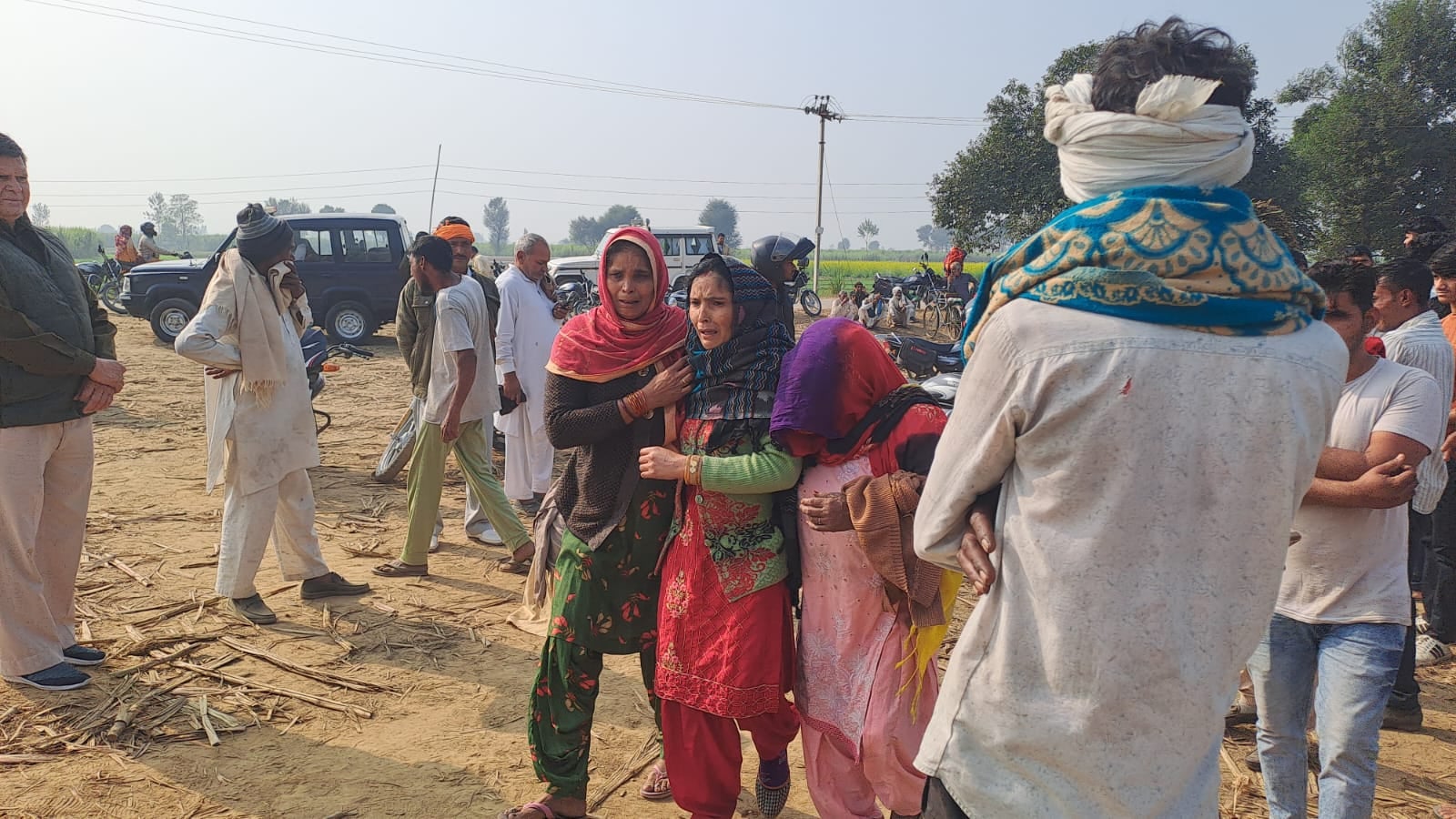 झिंझाना घटना की सूचना के बाद मौके पर पहुंचे ऊन एसडीएम संदीप कुमार, चीनी मिल के अधिकारी। संवाद झिंझाना घटना की सूचना के बाद मौके पर पहुंचे ऊन एसडीएम संदीप कुमार, चीनी मिल के अधिकारी। संवाद