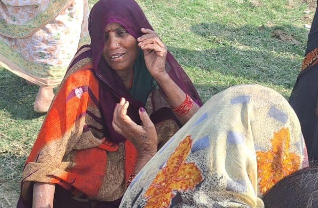 कुंडा कोतवाली क्षेत्र के बडूपुर में अधेड़ का शव मिलने के बाद बिलखते परिजन। संवाद