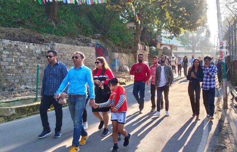 कसौली मालरोड पर चहलकदमी करते पर्यटक। संवाद कसौली मालरोड पर चहलकदमी करते पर्यटक। संवाद