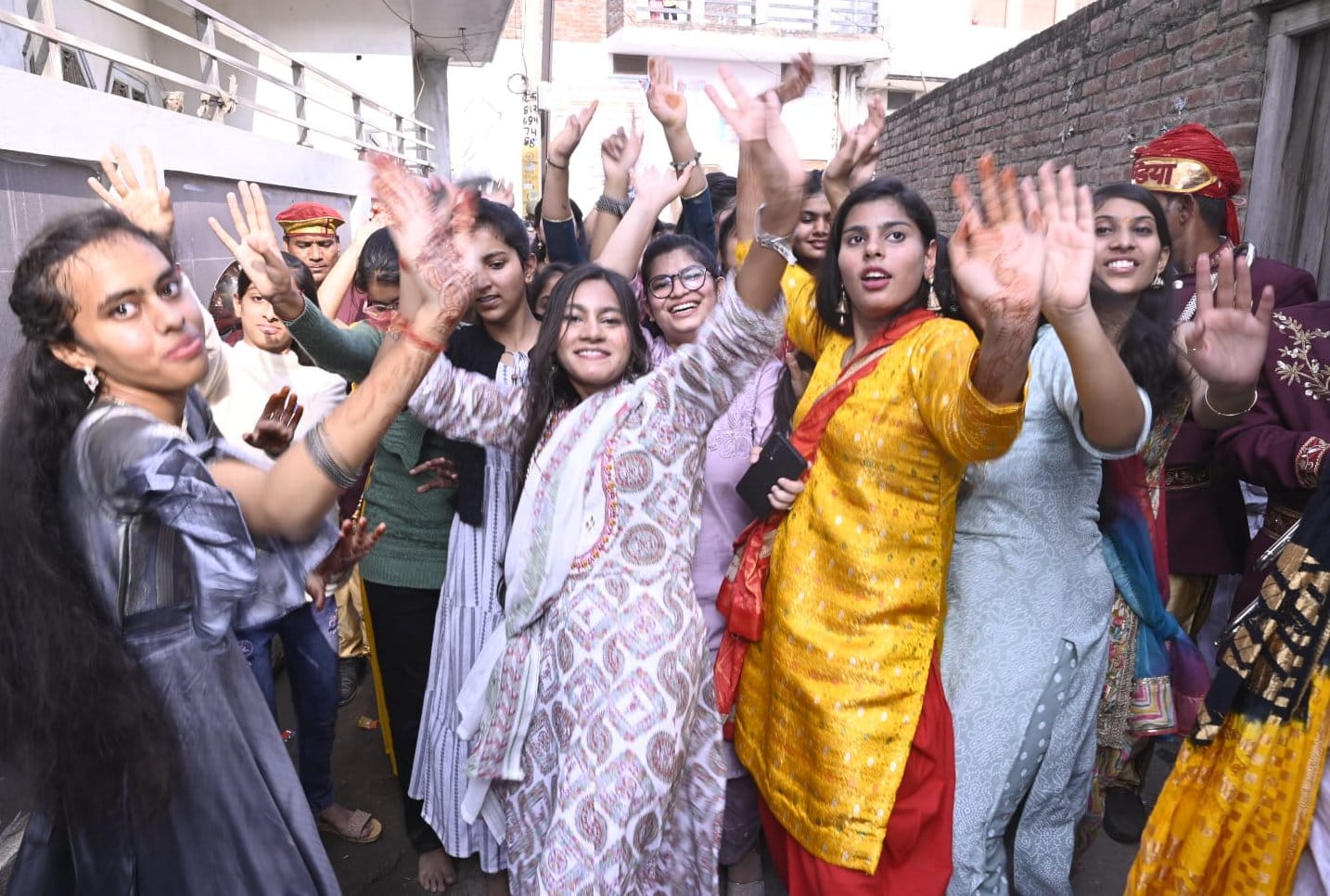 कांधला में पंचकल्याणक़ महोत्सव के दौरान  पालकी यात्रा में झुमती महिलाएं