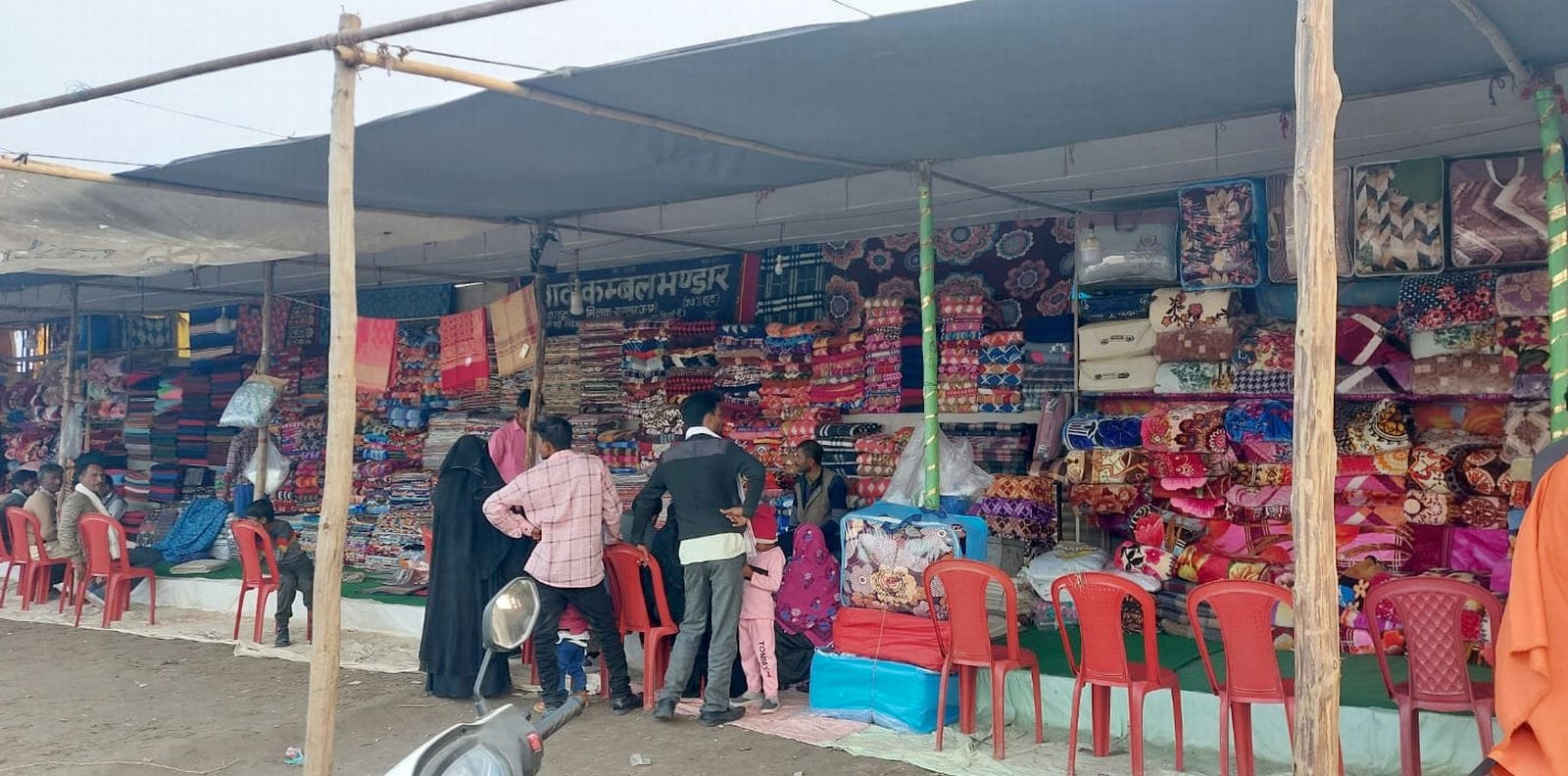 मेला ककोड़ा में कचरा साफ करते कर्मचारी। संवाद