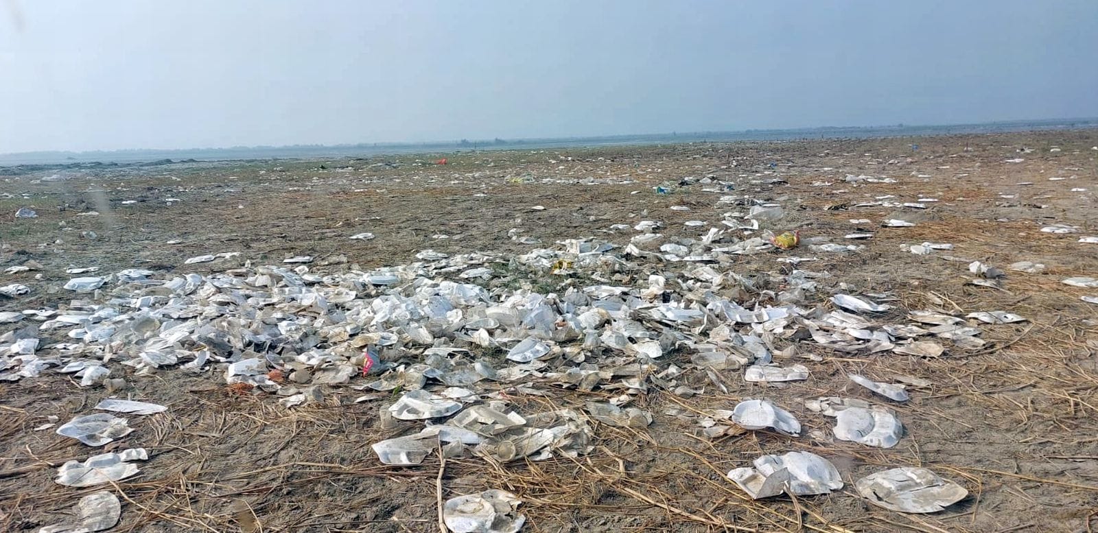 मेला ककोड़ा में कचरा साफ करते कर्मचारी। संवाद