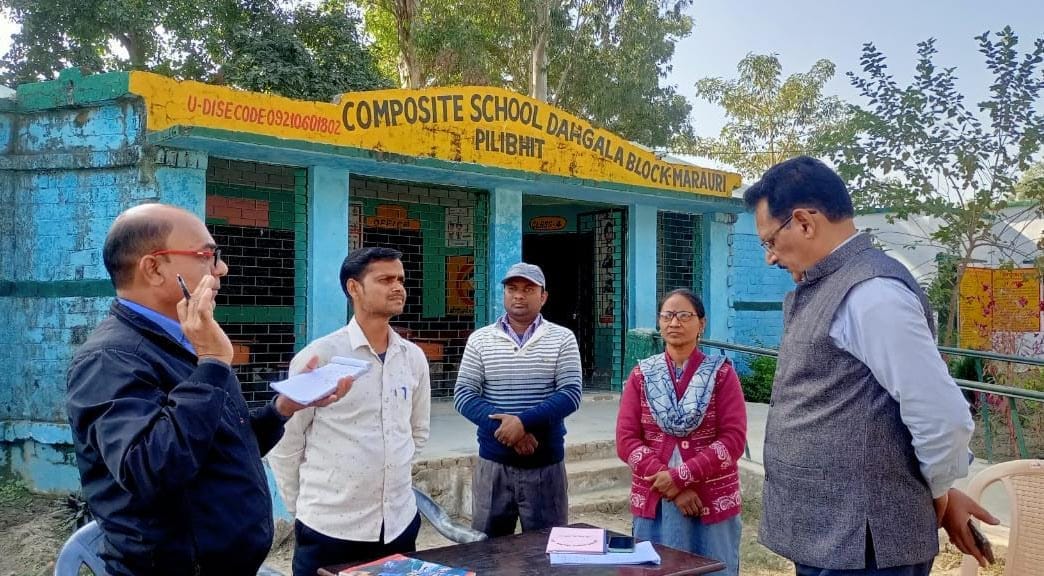 मतदेय स्थल का निरीक्षण करते एडीएम । स्रोत -प्रशासन