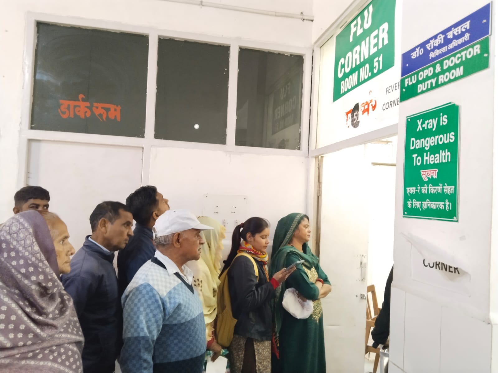 नागरिक अस्पताल में फ्लू कार्नर के बाहर लगी लाइन। संवाद नागरिक अस्पताल में फ्लू कार्नर के बाहर लगी लाइन। संवाद