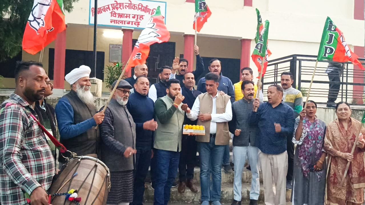 नालागढ़ में भाजपा मंडल के पदाधिकारी नालागढ़ में लड्डू बांटते हुए। संवाद