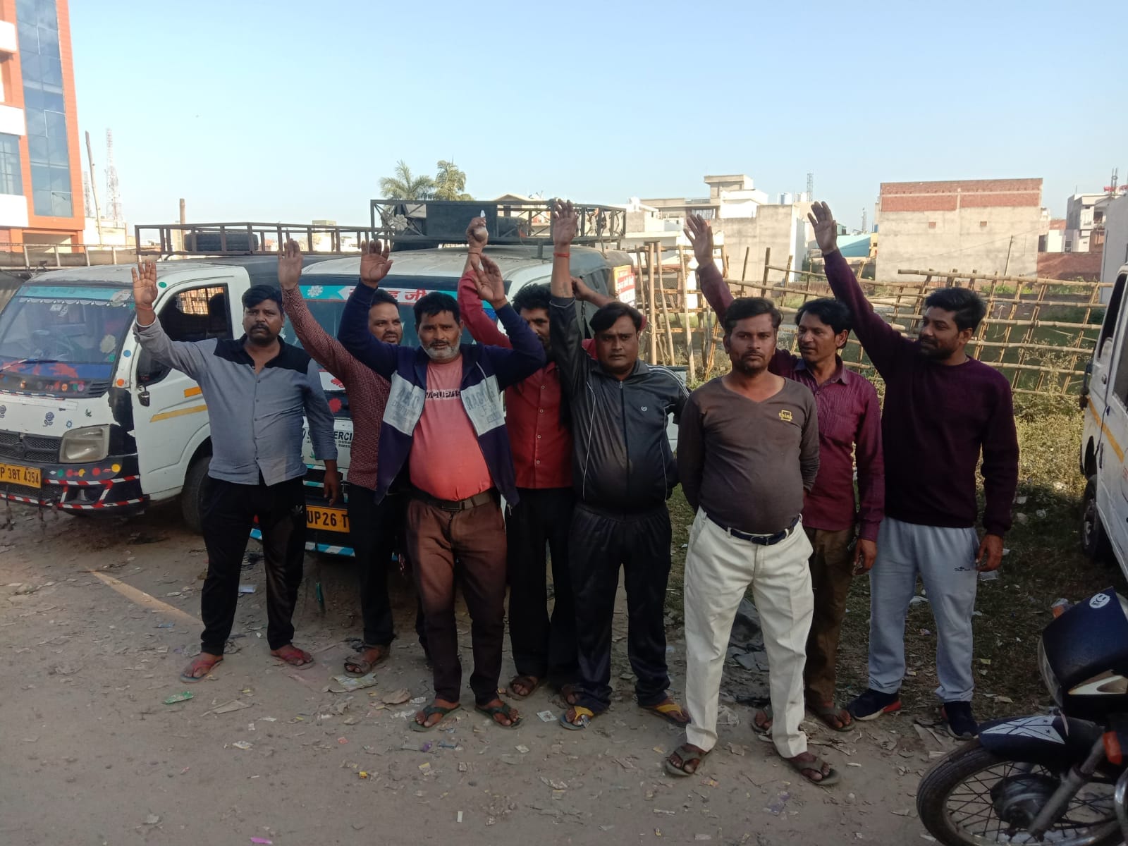 पूरनपुर में अवैध वसूली के विरोध में प्रदर्शन करते टाटा मैजिक संचालक । संवाद