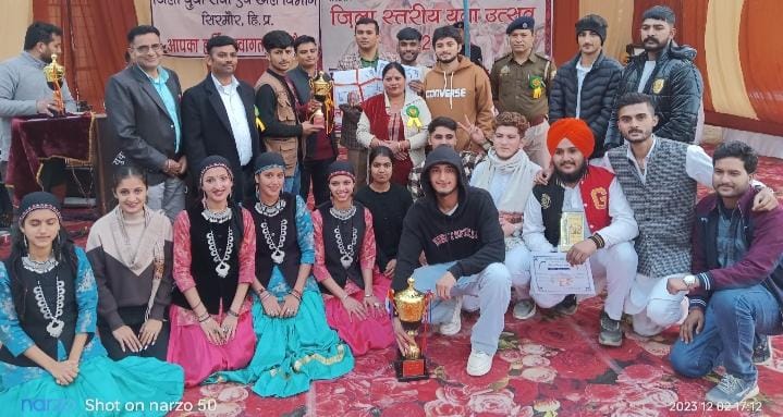 पांवटा कॉलेज टीम लोकगीत समूह में राज्य स्तर युवा उत्सव को चयनित: स्त्रोत: टीम सदस्य -
