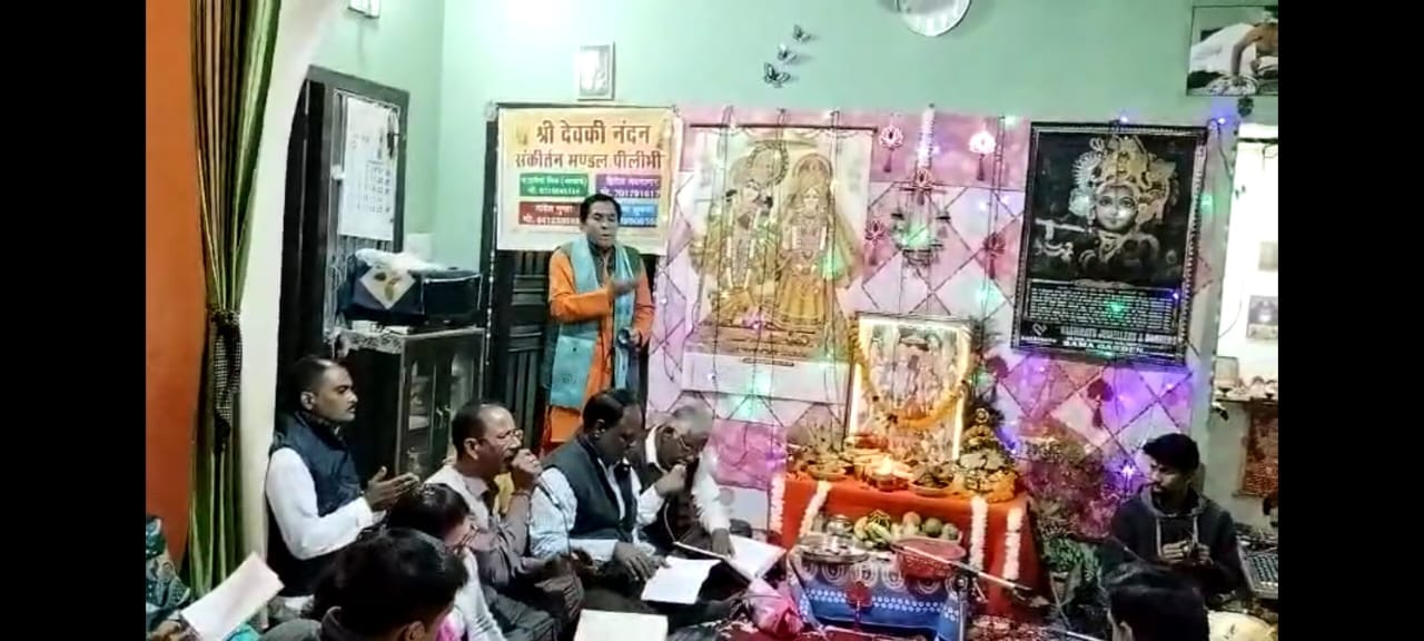 सुदरकांड का पाठ करते श्रंद्धालु । स्रोत - आयोजक