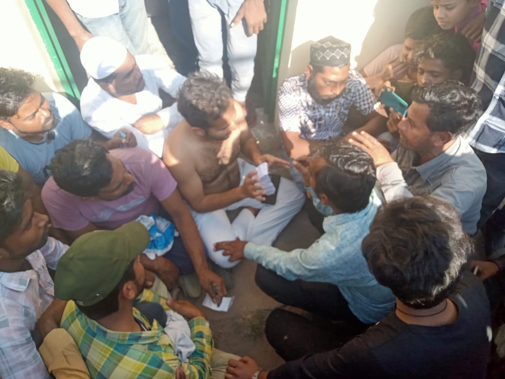 शेरपुर कला में पुलिस चौकी पोस्ट के गेट पर प्रदर्शन कर रहे लोगो को समझाते जेई ।