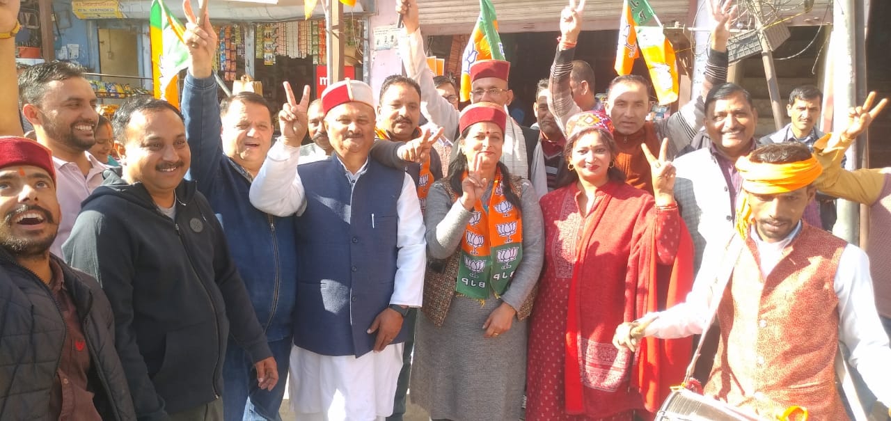 तीन राज्यों में मिली जीत पर ददाहू में जुलूस के दौरान जश्न मनाते भाजपा कार्यकर्ता। संवाद तीन राज्यों में मिली जीत पर ददाहू में जुलूस के दौरान जश्न मनाते भाजपा कार्यकर्ता। संवाद