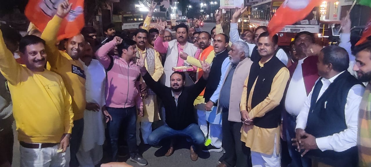 धामपुर में एक दूसरे को मिठाई खिलाकर भाजपा की जीत का जश्न मनाते भाजपा कार्यकर्ता स्तोत्र संवाद। धामपुर में एक दूसरे को मिठाई खिलाकर भाजपा की जीत का जश्न मनाते भाजपा कार्यकर्ता स्तोत्र संवाद।