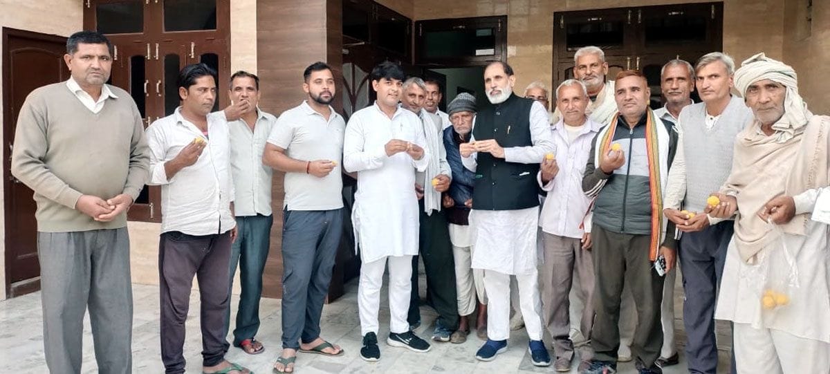 03जेएनडी27-भाजपा की जीत की खुशी में लड्डू बांटत एडवोकेट विजयपाल सिंह। संवाद 03जेएनडी27-भाजपा की जीत की खुशी में लड्डू बांटत एडवोकेट विजयपाल सिंह। संवाद
