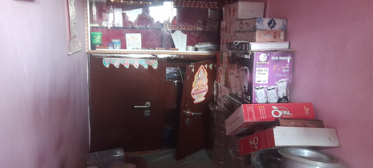 बंडा में चोरी की घटनाओं के विरोध में इंस्पेक्टर से मिलते व्यापारी। स्रोत-जागरुक पाठक