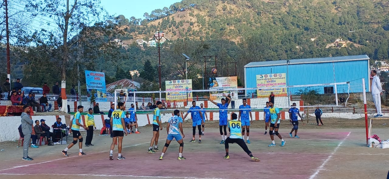 भीमताल में वॉलीबाल खेलते खिलाड़ी। संवाद