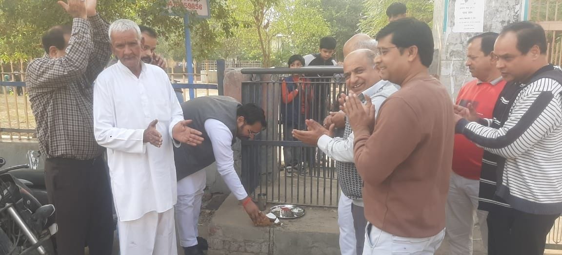 भिवानी में पार्क में मरम्मत कार्य का नारियत तोड़कर शुभारंभ करते भवानी प्रताप सिंह व अन्य। 