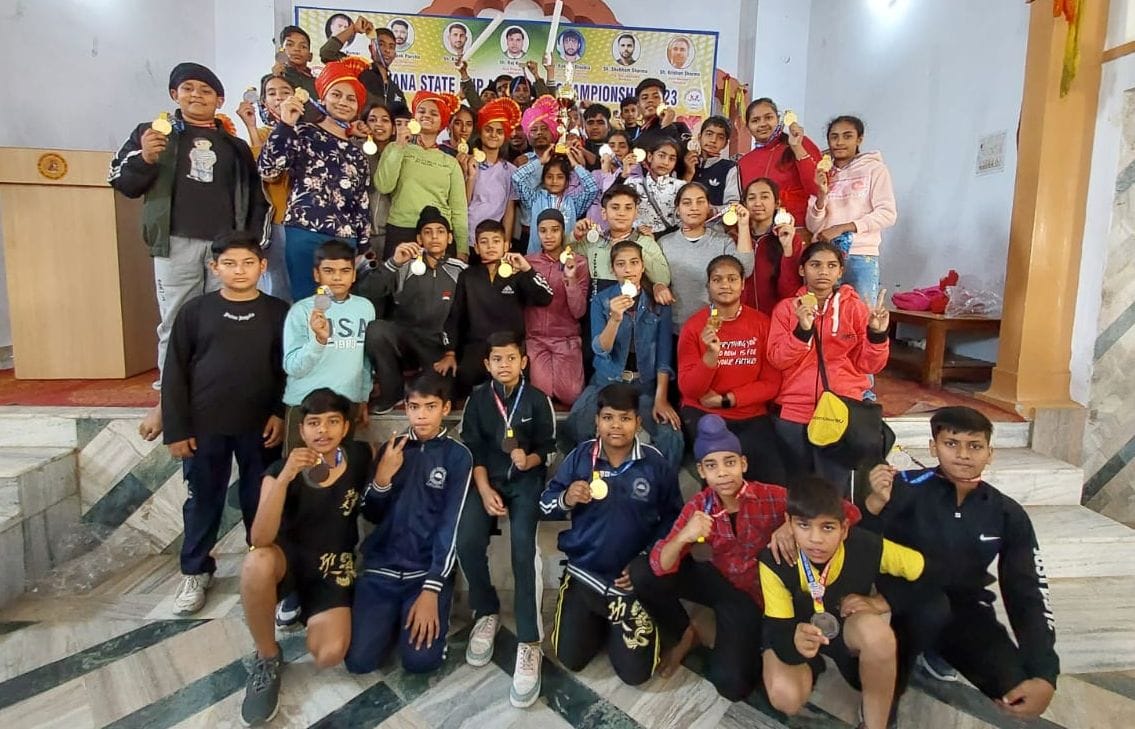 भिवानी में राज्यस्तरीय मुए थाई कप प्रतियोगिता में विजेताओं को सम्मानित करते अतिथि ।