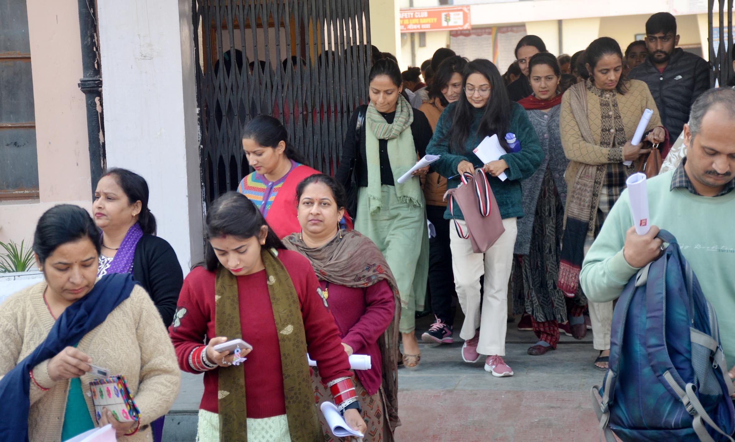 बाल स्कूल हमीरपुर में टीजीटी आर्ट्स की पात्रता परीक्षा देकर बाहर आते अभ्यर्थी।(संवाद) बाल स्कूल हमीरपुर में टीजीटी आर्ट्स की पात्रता परीक्षा देकर बाहर आते अभ्यर्थी।(संवाद)