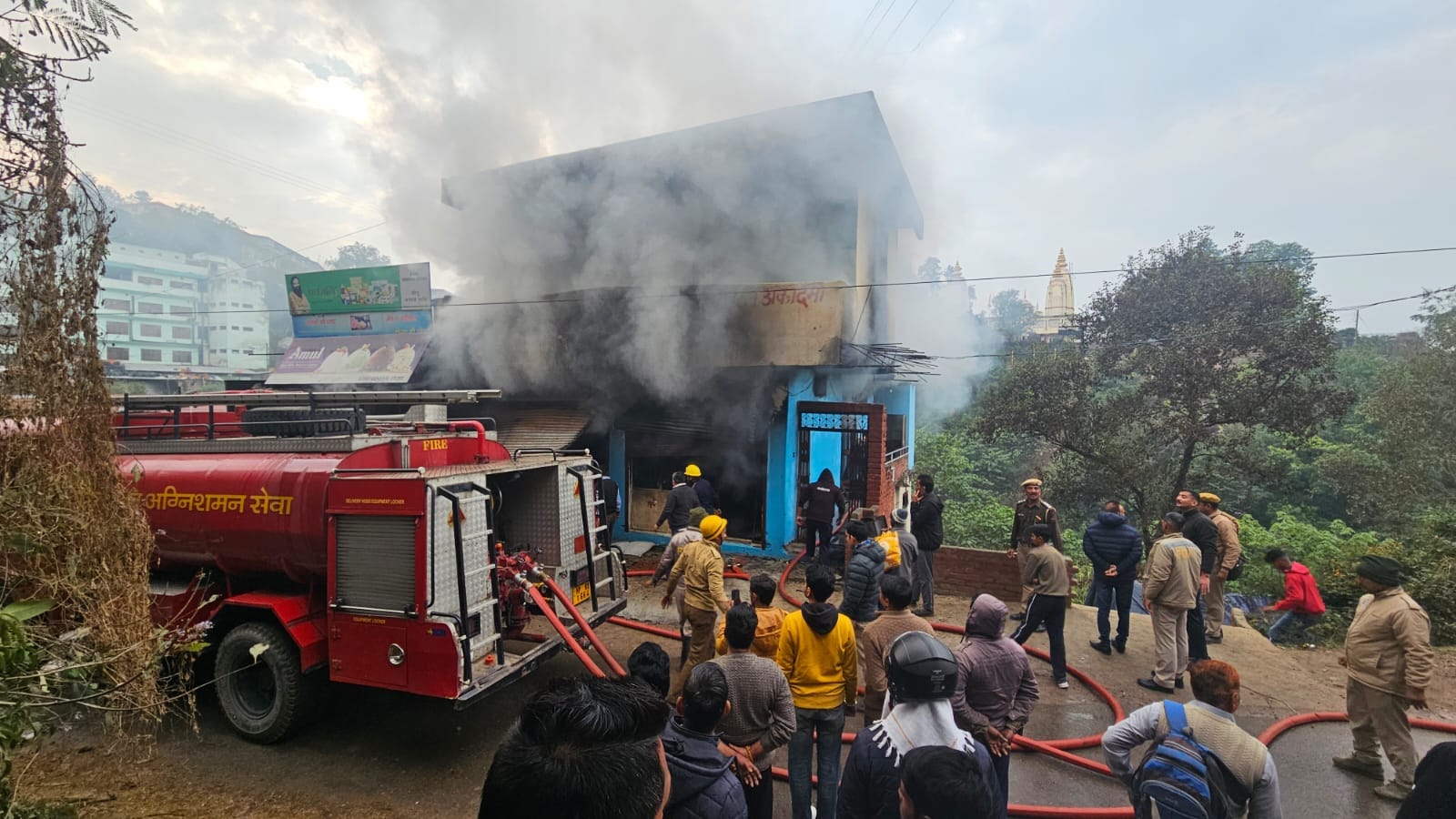 बिलासपुर शहर में तीन मंजिला भवन में लगी आग । संवाद बिलासपुर शहर में तीन मंजिला भवन में लगी आग । संवाद