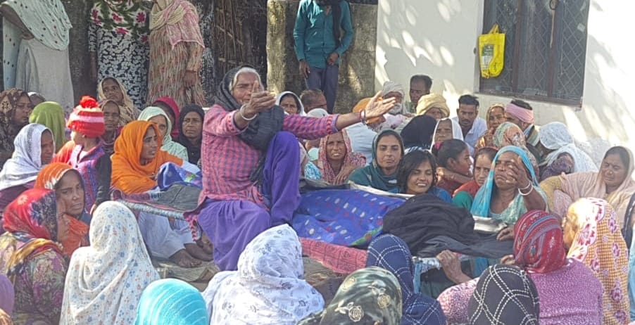 बढ़ापुर क्षेत्र के गांव कुआखेड़ा में गोली चलाने वाले भूपेंद्र का फेसबुक प्रोफाइल पर अपलोड सीरिय बढ़ापुर क्षेत्र के गांव कुआखेड़ा में गोली चलाने वाले भूपेंद्र का फेसबुक प्रोफाइल पर अपलोड सीरिय