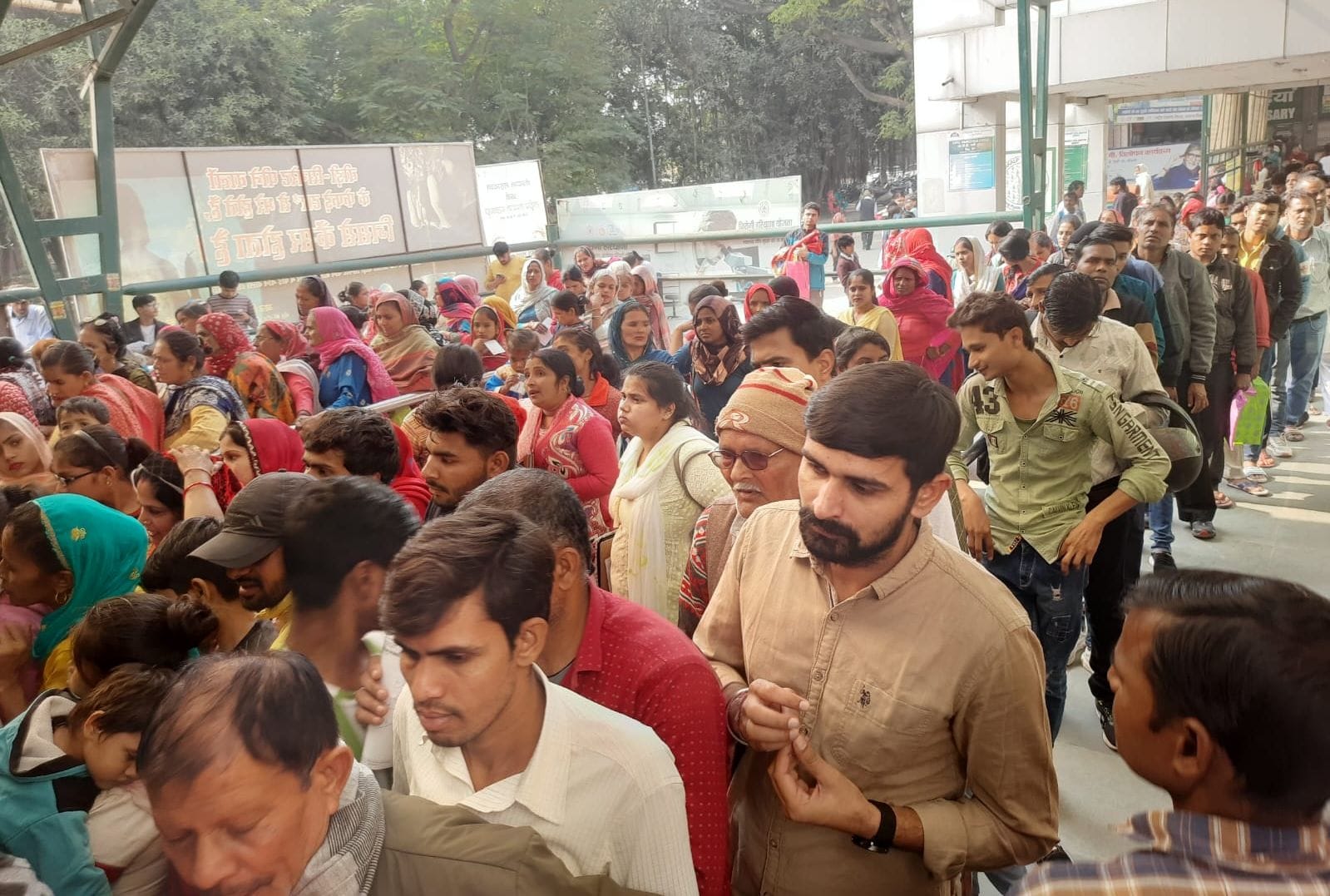 फोटो 12. सोनीपत के जिला नागरिक अस्पताल में उपचार कराने के लिए पंजीकरण कार्ड बनवाने को लाइन में 