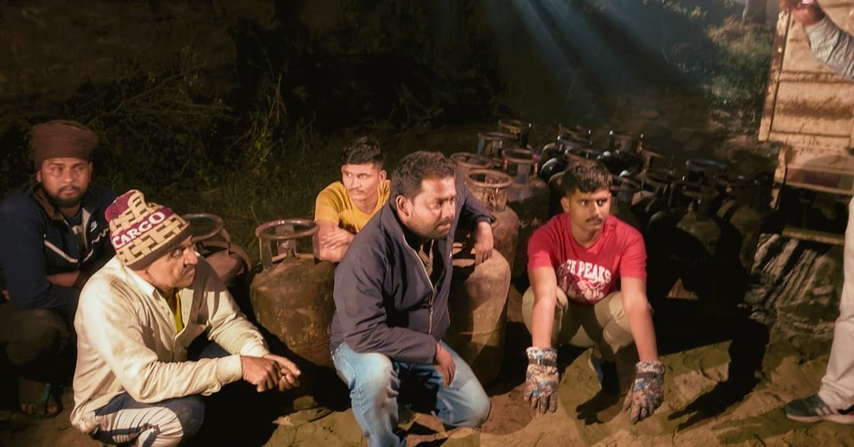 फोटो :21: सोनीपत के मुरथल स्थित मान ढाबा के पीछे कैंटर में नोजल लगाकर भरे गए सिलिंडर व पकड़े गए फोटो :21: सोनीपत के मुरथल स्थित मान ढाबा के पीछे कैंटर में नोजल लगाकर भरे गए सिलिंडर व पकड़े गए