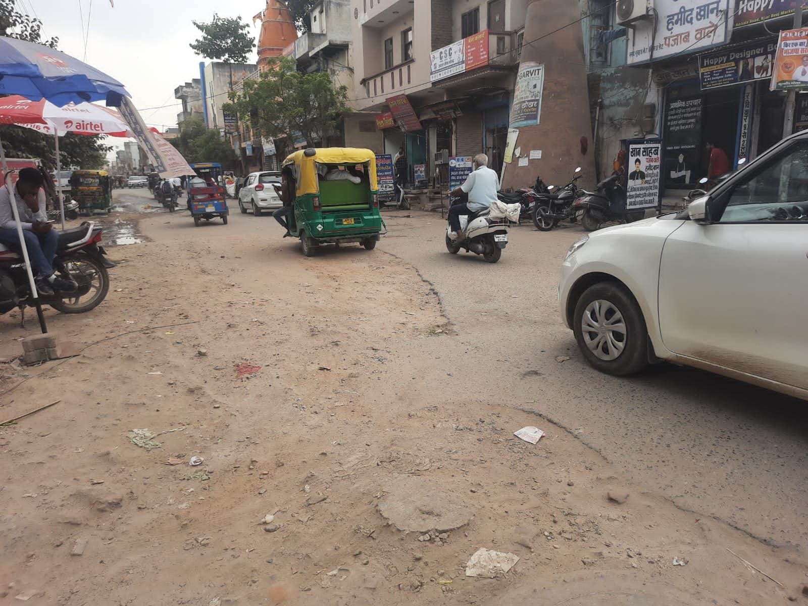 फोटो 23. सोनीपत में बस अड्डे से मुरथल अड्डा चौक की तरफ उखाड़ी गई सड़क से गुजरते वाहन। संवाद फोटो 23. सोनीपत में बस अड्डे से मुरथल अड्डा चौक की तरफ उखाड़ी गई सड़क से गुजरते वाहन। संवाद