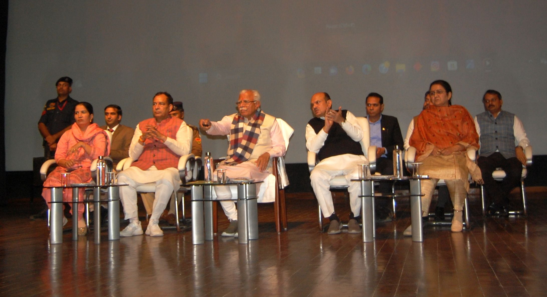 फोटो :30: सोनीपत के मुरथल स्थित दीनबंधु छोटूराम विवि में आयोजित कार्यक्रम के दौरान रिमोट से क्ल