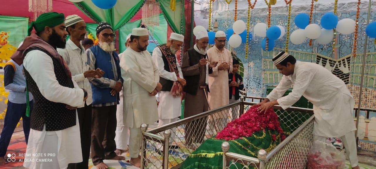 फोटो-50- आस्ताने आलिया चिश्तिया मजीदिया चांदापुर में फूल पेश करते लोग। संवाद फोटो-50- आस्ताने आलिया चिश्तिया मजीदिया चांदापुर में फूल पेश करते लोग। संवाद